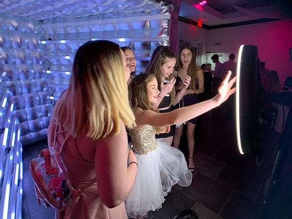 The Complete Guide to Renting a Photo Booth 2 2